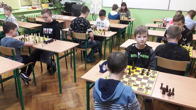 Jakub Pawelec oraz&nbsp;Adrian Eliasz laureatami Turnieju Szachowego z&nbsp;okazji 100 – lecia SP nr&nbsp;13 w&nbsp;Sosnowcu