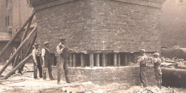 Krótka historia obalenia komina