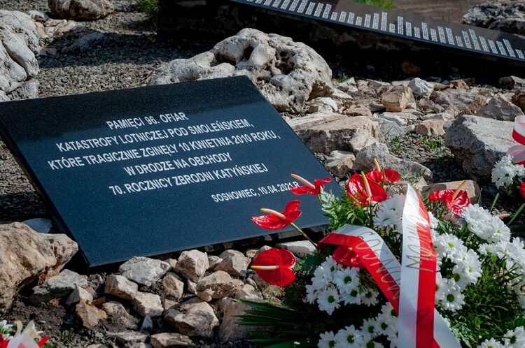 Odsłonięcie tablicy upamiętniającej ofiary katastrofy smoleńskiej