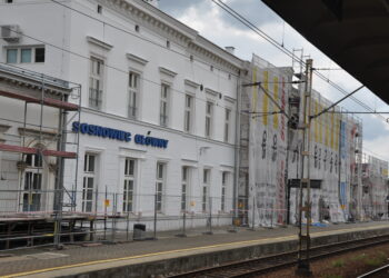 Widać coraz więcej odnowionej elewacji dworca