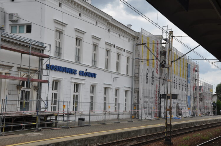 Widać coraz więcej odnowionej elewacji dworca