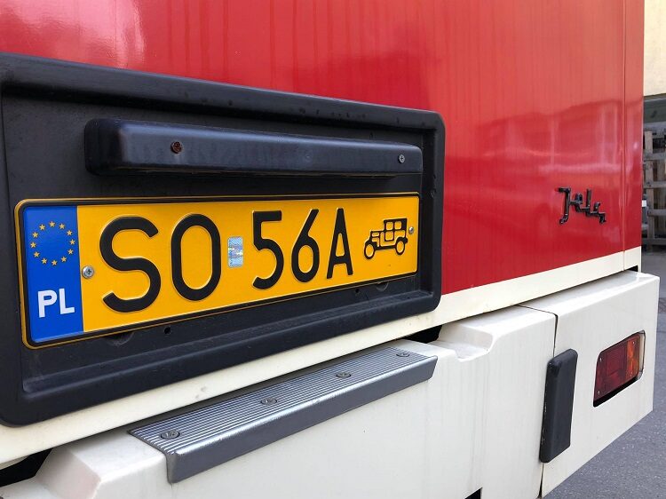 Nadjeżdża autobus Szpilmana