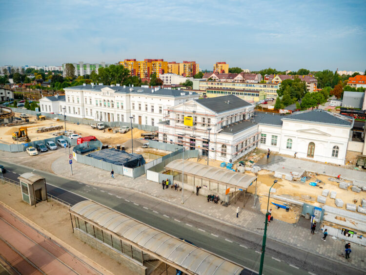 Plac przed&nbsp;dworcem z&nbsp;niespodzianką dla mieszkańców