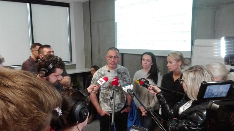 Krok pierwszy: adaptacja. Krok drugi: usamodzielnienie