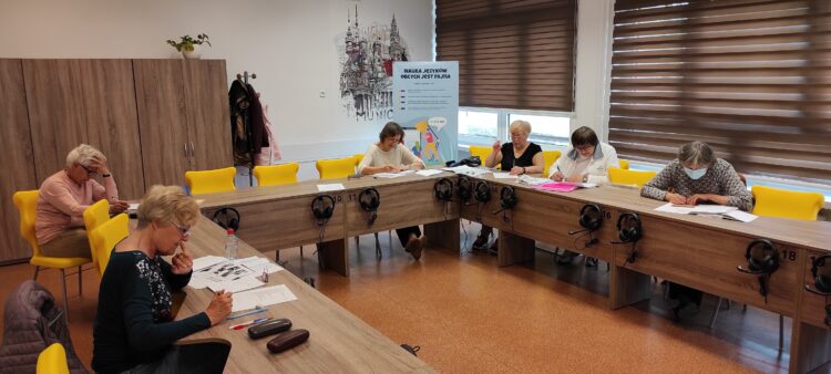 Seniorze! Naucz się języka za&nbsp;darmo