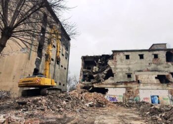 Trwa rozbiórka budynku dawnej piekarni przy ul.&nbsp;Kotlarskiej