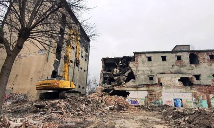 Trwa rozbiórka budynku dawnej piekarni przy ul.&nbsp;Kotlarskiej