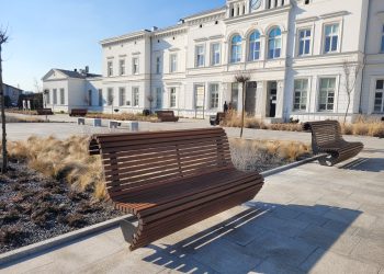 Nowe ławki na&nbsp;placu przed&nbsp;dworcem. Ruszyły prace w&nbsp;okrąglaku