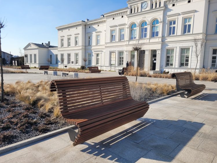 Nowe ławki na&nbsp;placu przed&nbsp;dworcem. Ruszyły prace w&nbsp;okrąglaku