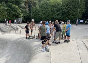 Deskorolki opanują skatepark