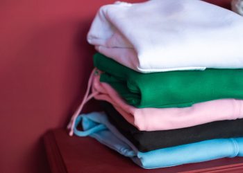 Bluzy reklamowe – jaki materiał i&nbsp;fason wybrać?