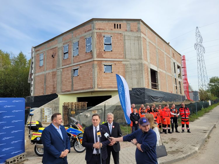 Pogotowie rośnie jak na&nbsp;drożdżach