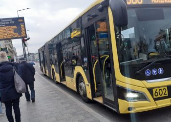 Większe autobusy i&nbsp;dodatkowe połączenia w&nbsp;noc sylwestrową 