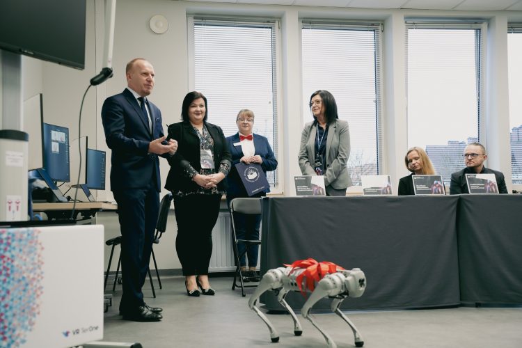 Nowoczesne laboratorium symulacji i&nbsp;badań technologii VR i&nbsp;robotyki w&nbsp;Akademii Humanitas