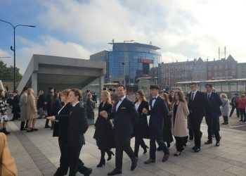Staszic obchody 130-lecia rozpoczął od&nbsp;poloneza w&nbsp;plenerze