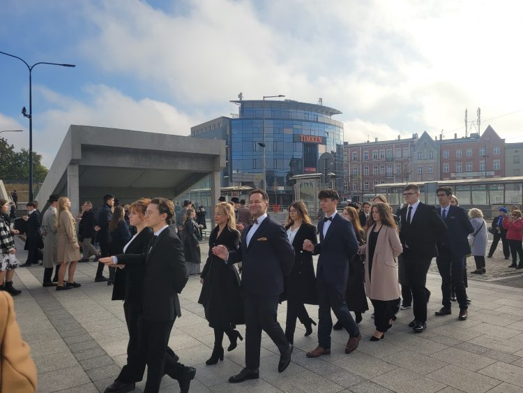 Staszic obchody 130-lecia rozpoczął od poloneza w plenerze