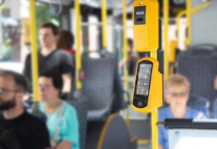 Płatność kartą już we&nbsp;wszystkich autobusach i&nbsp;tramwajach