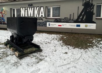 Górniczy wagonik przed&nbsp;niwecką podstawówką