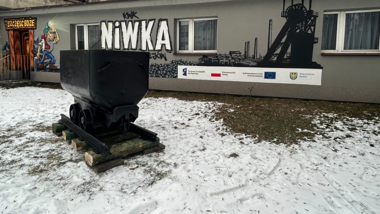Górniczy wagonik przed&nbsp;niwecką podstawówką