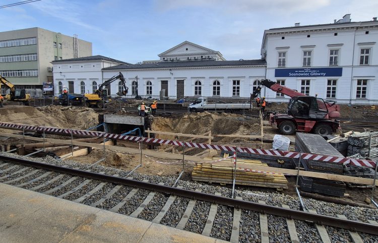 Trwa budowa nowego peronu na&nbsp;dworcu