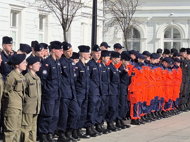 Uczniowie VII LO już po uroczystym ślubowaniu